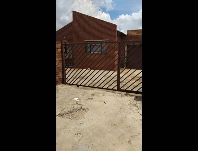 5 BEDROOM HOUSE FOR SALE IN MAOKENG